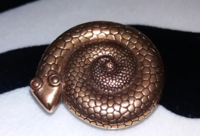 ISO Kalevala Koru, Vaskikäärme solki rintakoru pronssi kk