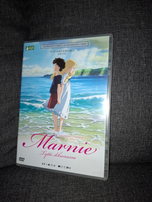 Marnie tyttö ikkunassa
