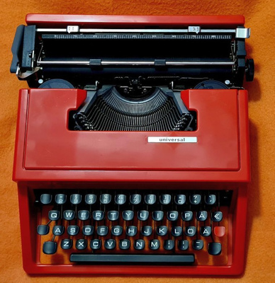 Universal by Olivetti Dora matkakirjoituskone