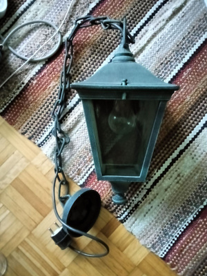 Tommonen parvekelamppu tai terassi lamppu.