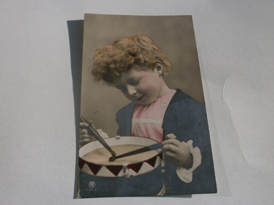 Lapsi rummuttaa, äiti varmaan pitää tästä.., p. 1907