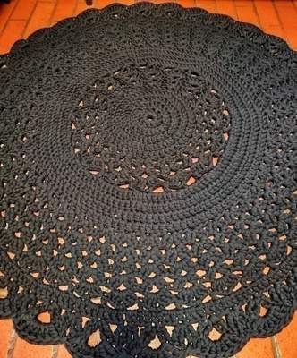 UUSI käsin virkattu musta matto n.125cm