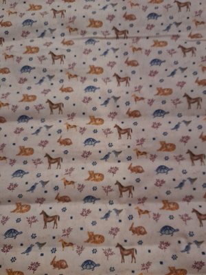 Beigellä pohjalla eläimet tilkkutyökangas 150x112cm