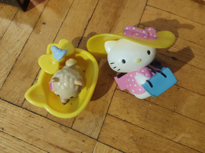Hello Kitty ja koira ammeineen