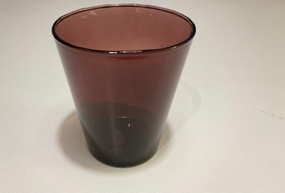Wanha juomalasi, värilasia, viininpunainen