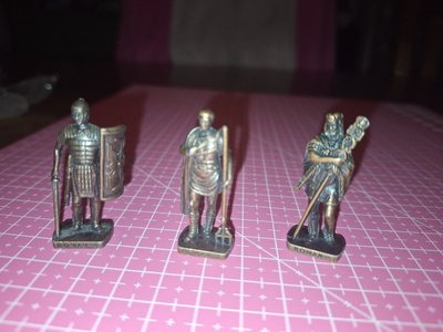 Kinder metallihahmo