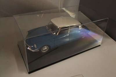 Vitriini 1:18 mittakaavan autolle