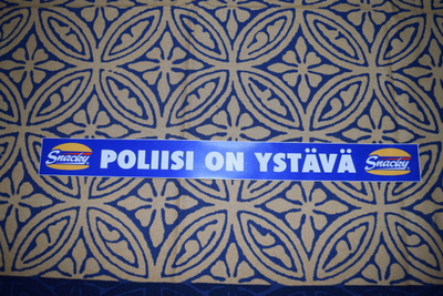 snacky hampurilaisketjun tarra Poliisi on ystävä