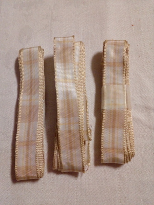 Beige ruutunauha noin 200cm