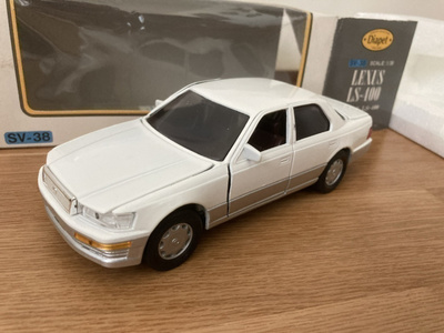 Toyota Lexus LS 400 1/30 pienoismalli. Made in Japan.