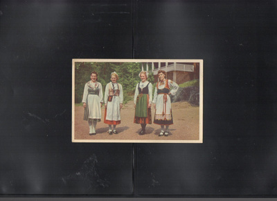 Vanha postikortti. Kansallispukuja