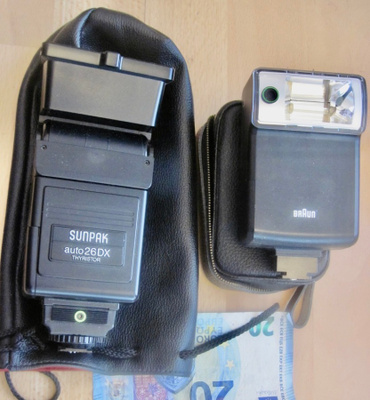 2 Salamalaitetta Braun + Sunpak Auto 26DX Thyristor SIISTIT