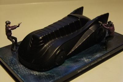 Batmobiili + kaksi figuuria 1:43