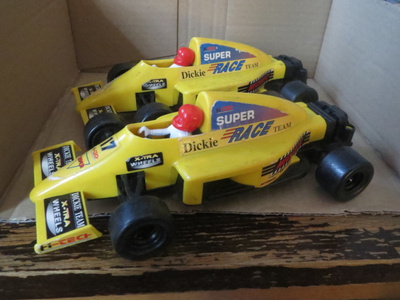 Kaksi Dickie Race Team -kilpa-autoa