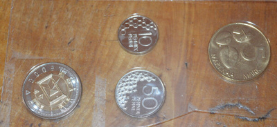 50 Pennin + muita v.2000 kolikkoja