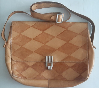 Beige vintage nahkalaukku salmiakkiruutu