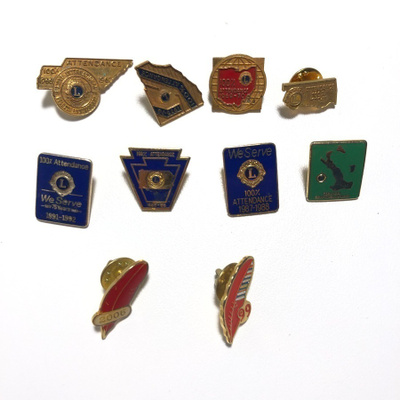 Vanhoja Lions pinssejä