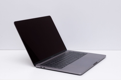 MacBook Pro (13", 2017, 4x Thunderbolt 3 -portti)
