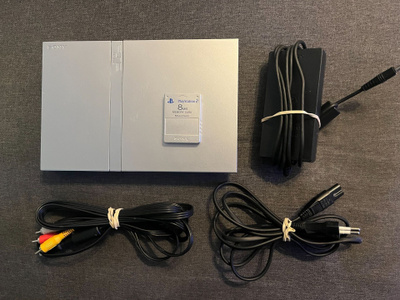 Hopeinen PS2 Slim-Konsoli & Muistikortti