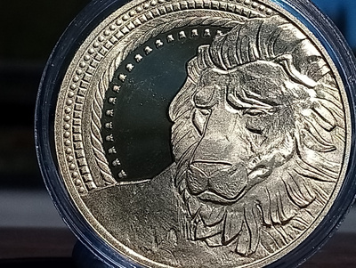 Kullanvärinen kolikko Leijona. Halkaisija - 38 mm.