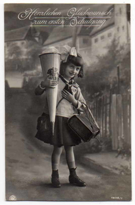 KOULU / Koulutyttö laukku käsivarrella, karkkituutti 1930-l.