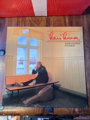 Kari Kuuva - Yksinäisten Pysäkki lp