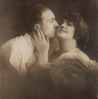 RAKKAUS / Naisen kädet hellinä miehen poskilla. 1900-l.