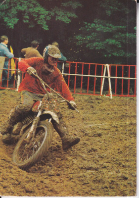 Motocross, moottoriurheilu. moottoripyörä   e102