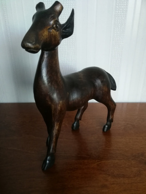 Puinen erikoinen eläin figuuri