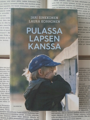 Jari Sinkkonen - Pulassa lapsen kanssa (nid.)