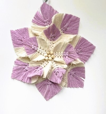 Makramee kukka -seinäkoriste / -pöytäkoriste - 31 cm