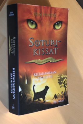 Erin Hunter : Keltahampaan salaisuus Soturikissat (2019 pok)