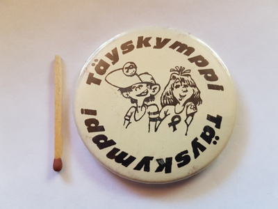 TÄYSKYMPPI VANHA RINTANAPPI