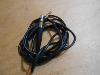 Audio AUX-sovitinkaapeli 3,5 mm - 2,5 mm stereo. Uusi.