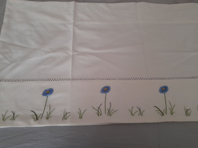 Valkoinen verhokappa jossa ruiskaunokkeja 50x215cm