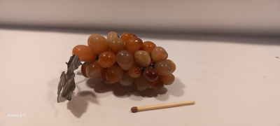 Viinirypäleterttu pöytäkoriste . Korukivi .