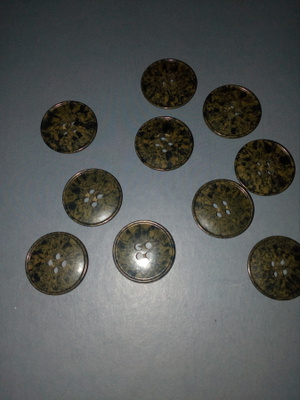 Tummanvihreitä camo  nappeja 22mm