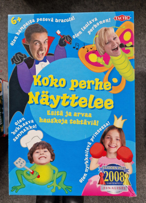 Koko perhe näyttelee peli. Hieno kunto