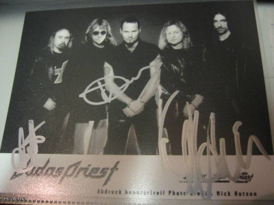 JUDAS PRIEST KUVA KOLMEN JÄSENEN NIMMAREILLA