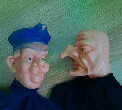 Rosvo ja poliisi käsinuket