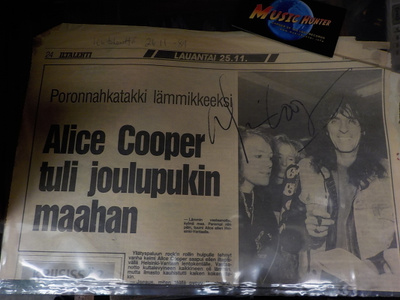ALICE COOPERIN NIMIKIRJOITUS ILTALEHDEN ARTIKKELISSA
