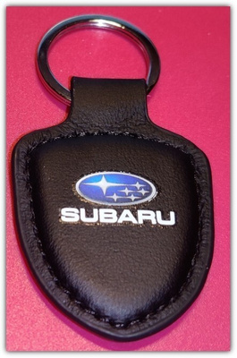 Pieni nahkainen Subaru avaimenperä
