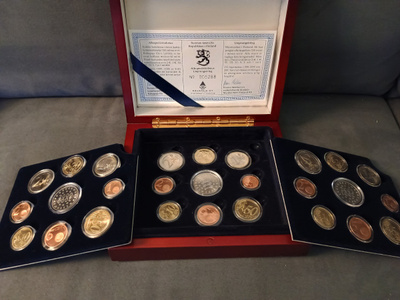 Euro Tripla proof 1999, 2000, 2001 -rahasarjat puulaatikossa