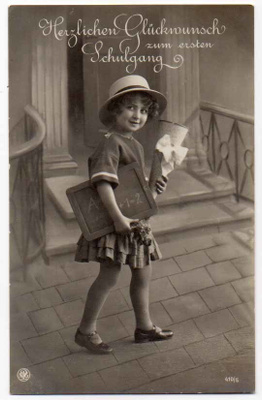 KOULU / Lierihattuinen tyttö koulun aulassa. 1920-l.