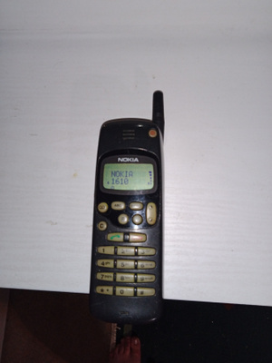 Nokia 1610 (NHE-5NX) matkapuhelin + laturi / 30.05.1996