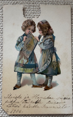 Kaksi tyttöä pyhämekoissaan kuiskuttelee, kulk 1906