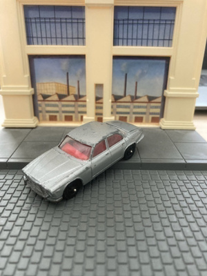 Jaguar XJ6 Corgi 1/64 pienoismalli