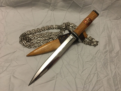 Tikari / puukko / taisteluveitsi / metsästysveitsi.