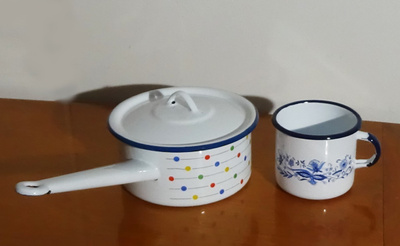 Retro emaliastiat kasari ja muki