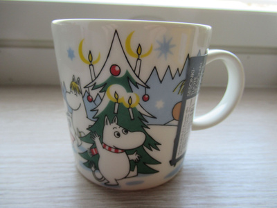 Muumimuki KUUSEN ALLA 2013 tarra